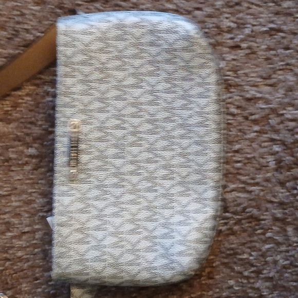 Micheal Kors silver monogram belted hip purse size S/M - Picture 2 of 15